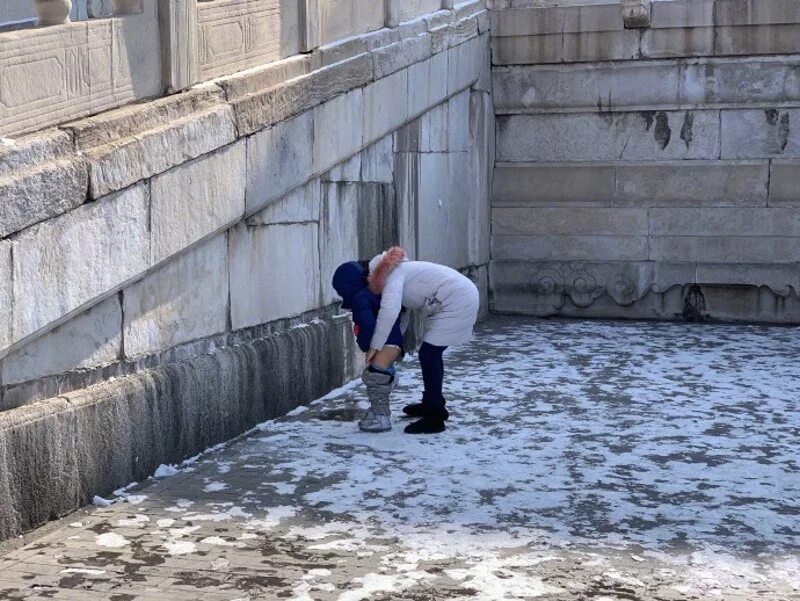 Пришел пописать. Ребёнку приспичило. Ребёнку приспичило на улице. Дети пописали на улице.