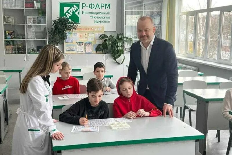 Р-фарм в ярославле сотруд. Завод р-фарм в ярославле. Р-фарм фото сотрудников. Аракелова марина р-фарм. Р-фарм москва.