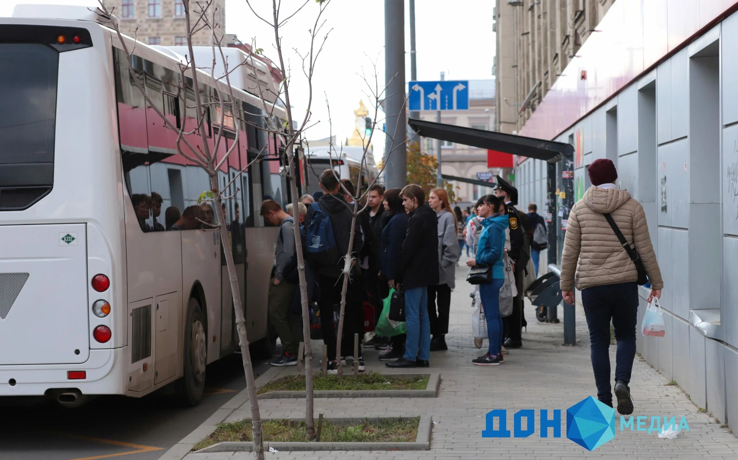 Проезд в транспорте ростов на дону. Выходить из автобуса. общественный транспорт ростов на дону. автобус общественный. автобус большой.