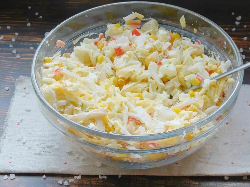 Рецепт салата с кальмарами с кукурузой
