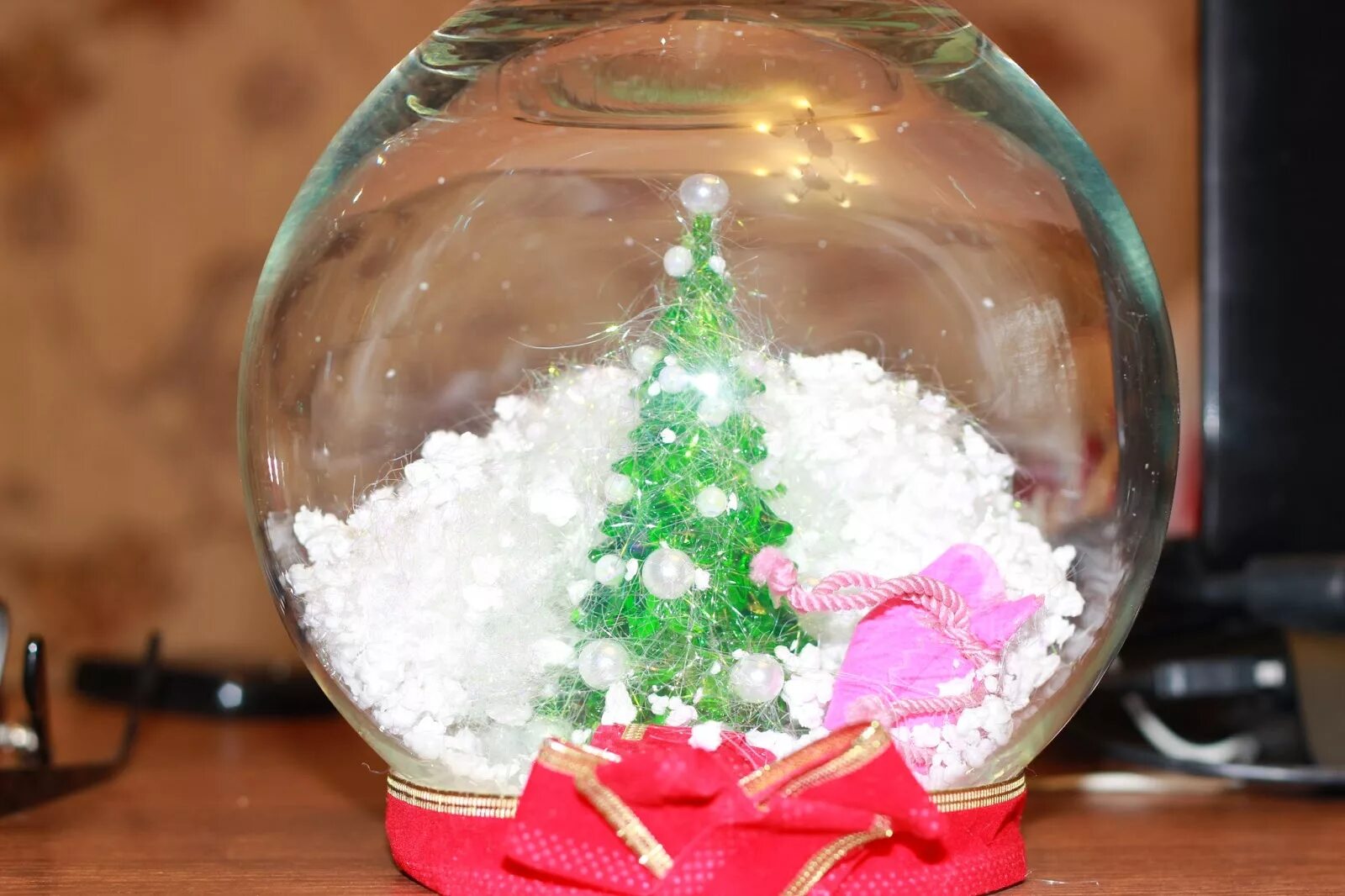 снежный шар с глицерином. сувенир новогодний волшебный шар. новогодняя поделка снежный шар. елочная игрушка шар из ниток. елка в шаре со снегом.