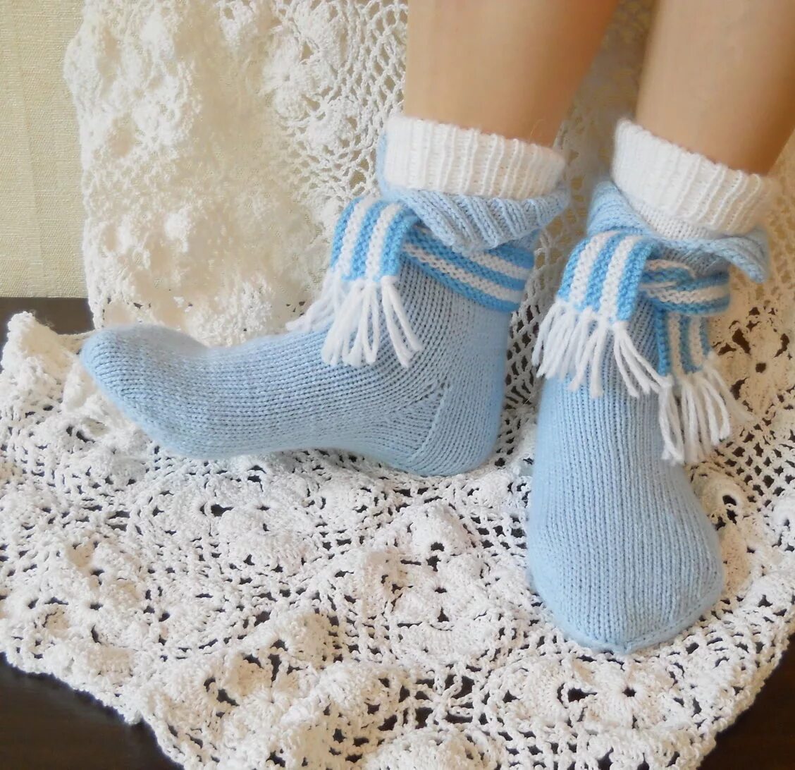 Носочки связать детям. Красивые детские носочки. Необычные вязаные носки. Носки детские вязаные.