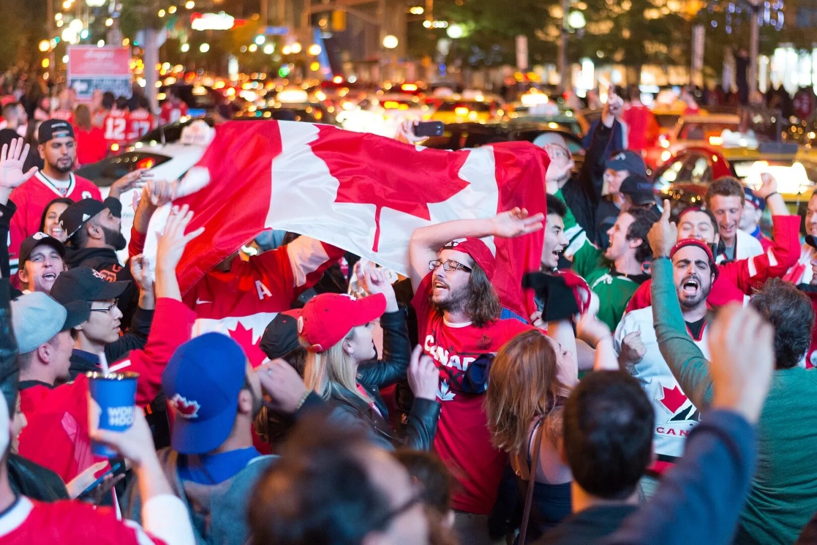 Занятия населения канады. Канада люди. Жители Канады. Традиции Канады. Канадские болельщики.