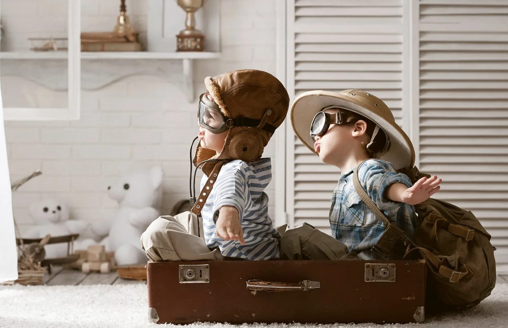 Фотосессия с чемоданом дети. Чемодан для детей. Малыш с чемоданом. Детская фотосессия с чемоданом.
