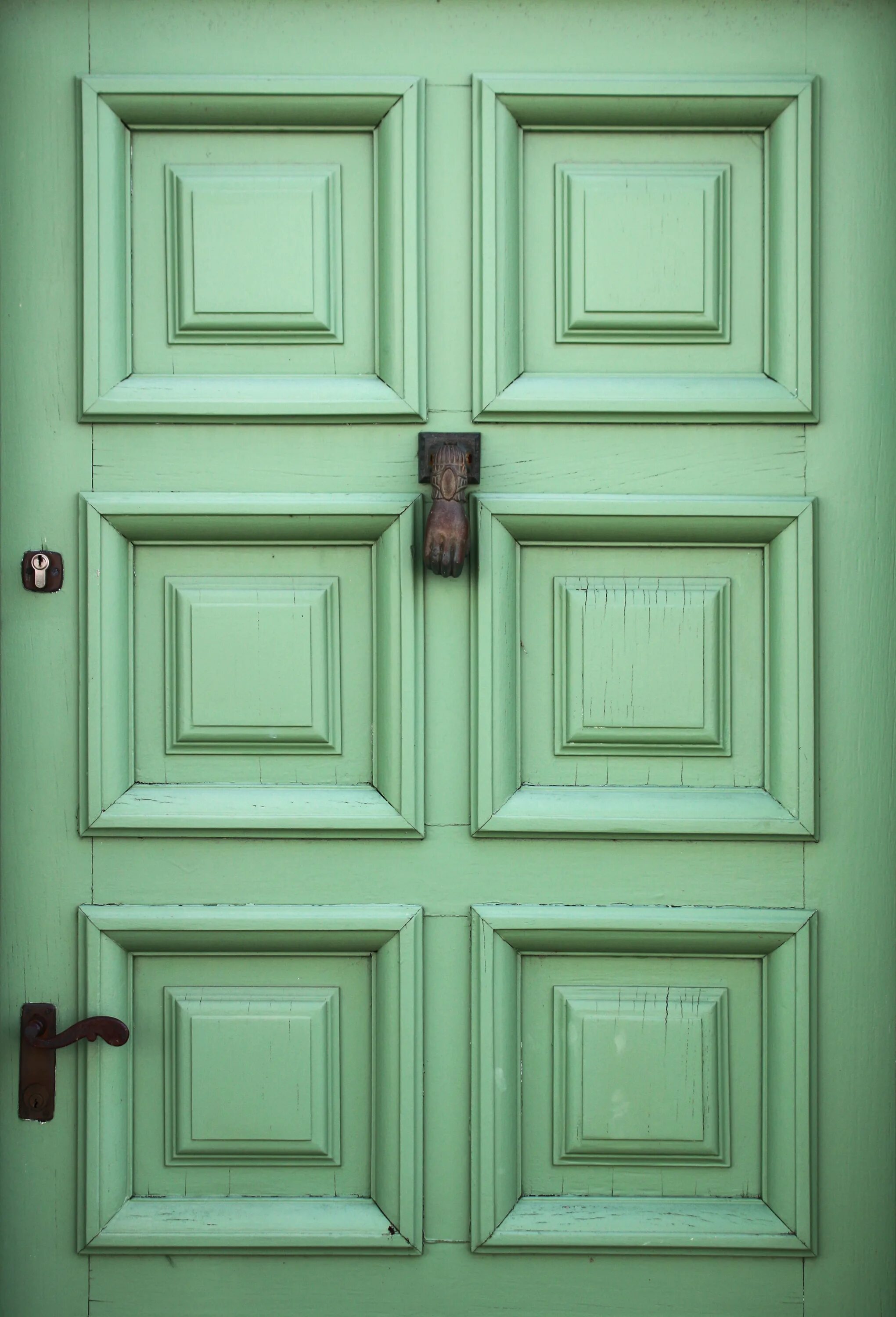Зеленая деревянная дверь. Зеленая дверца. Зеленая деревянная дверь. Зеленые двери в интерьере. Темно зеленая дверь.