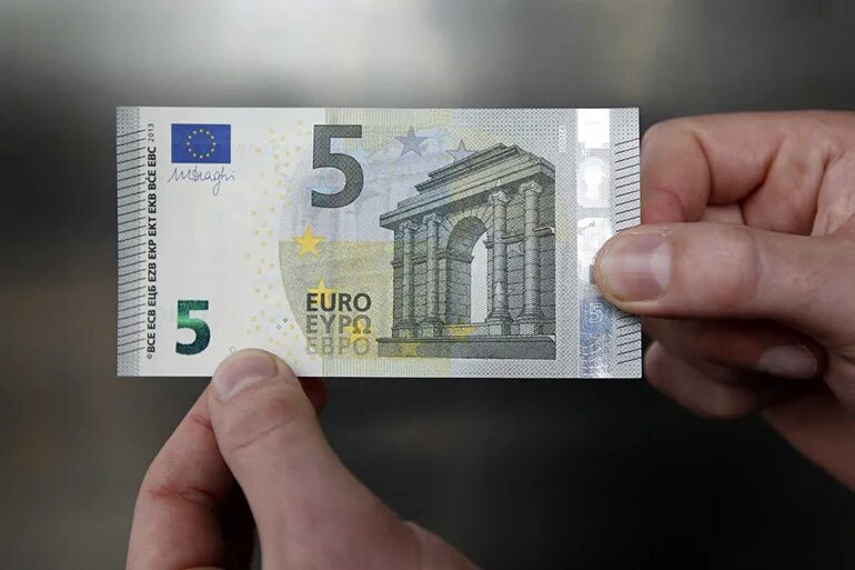 Размеры 5 купюры. 5 Евро купюра. 5 Евро банкнота новая. Как выглядит 5 евро купюра. Банкнота 5 евро 2013.