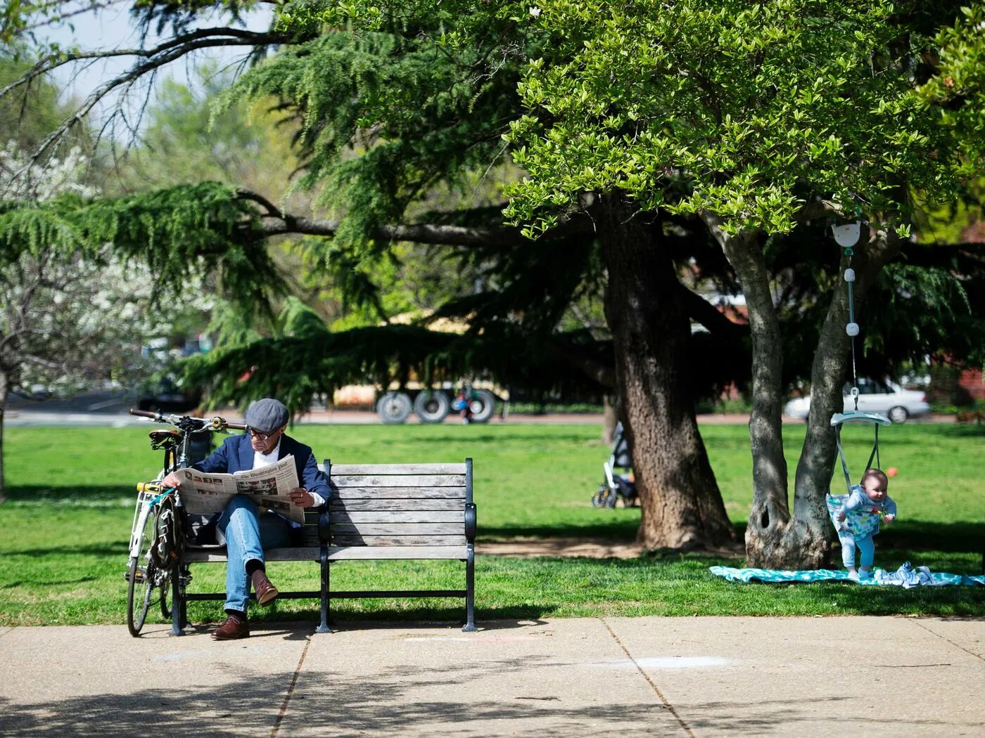 Lot of people in the park. Парк с людьми. Гайд-парк люди на траве. Парк Перес. Парк Квиквидзе.