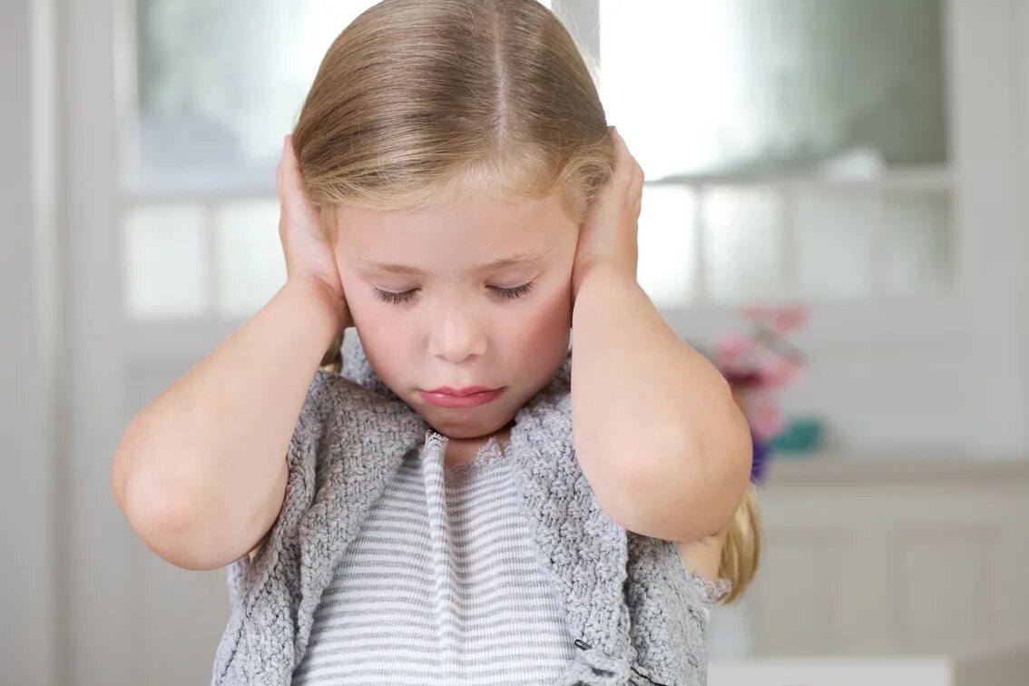 Проблемы тихих детей. Эмоции для детей. Тише дети. Удивление маленькой девочки. Проблемы тихих детей.