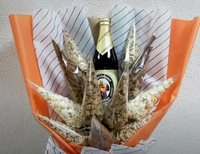 Как упаковать пивной букет. Композиция с пивом и закусками. мужской букет с пивом и рыбой.