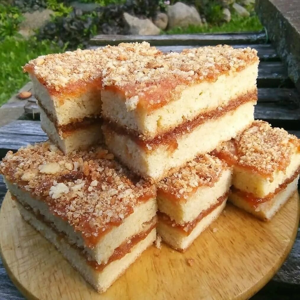 Пирожные в школьных столовых. Песочное пирожное. песочные пирожные. советские пирожные. пирожное с прослойкой из повидла.