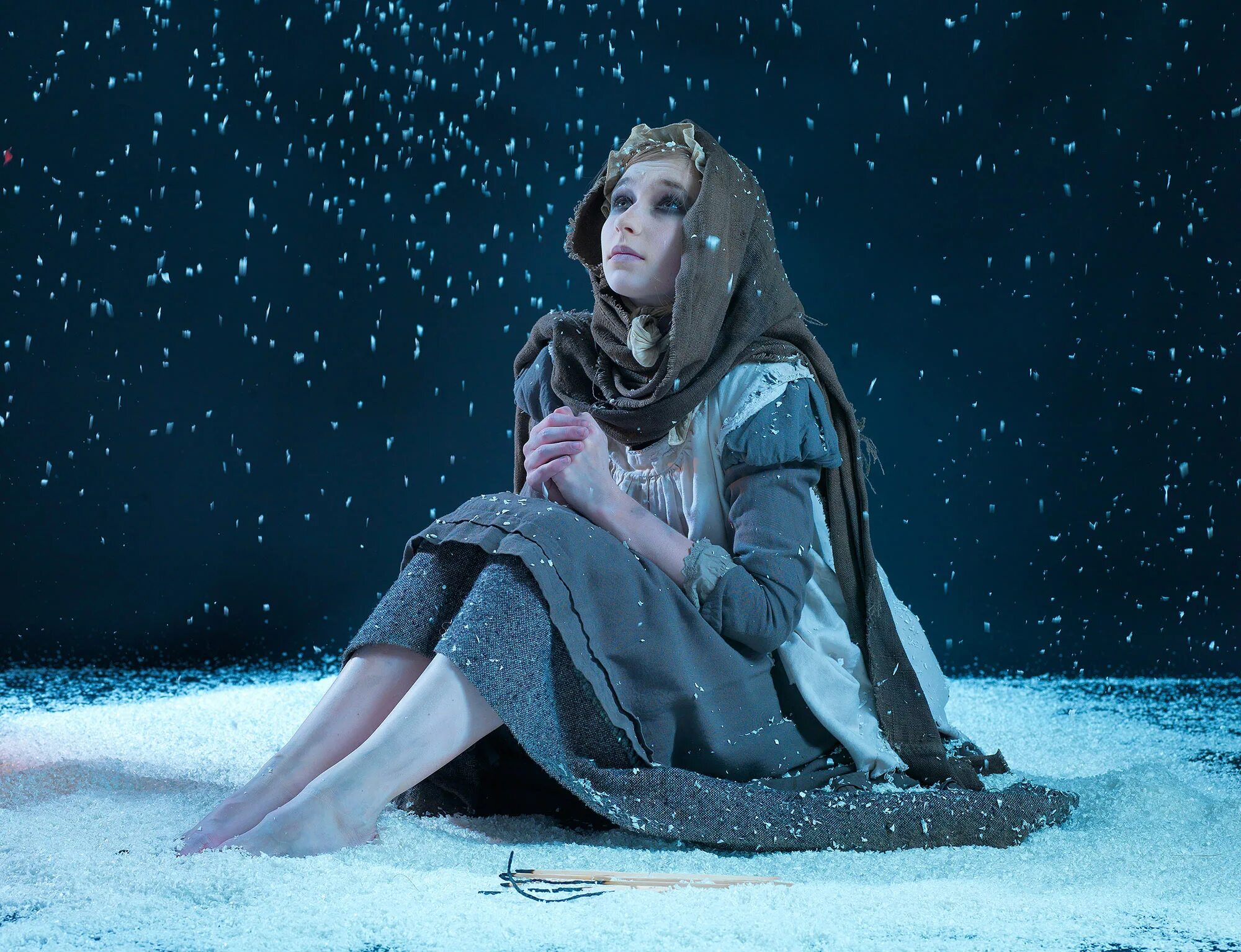 Х. Девочка со спичками пьеса. Образ девочка со спичками. Девочка со спичками шоу. Лиа мюллер девочка со спичками.