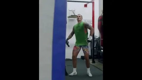 Усик танцует