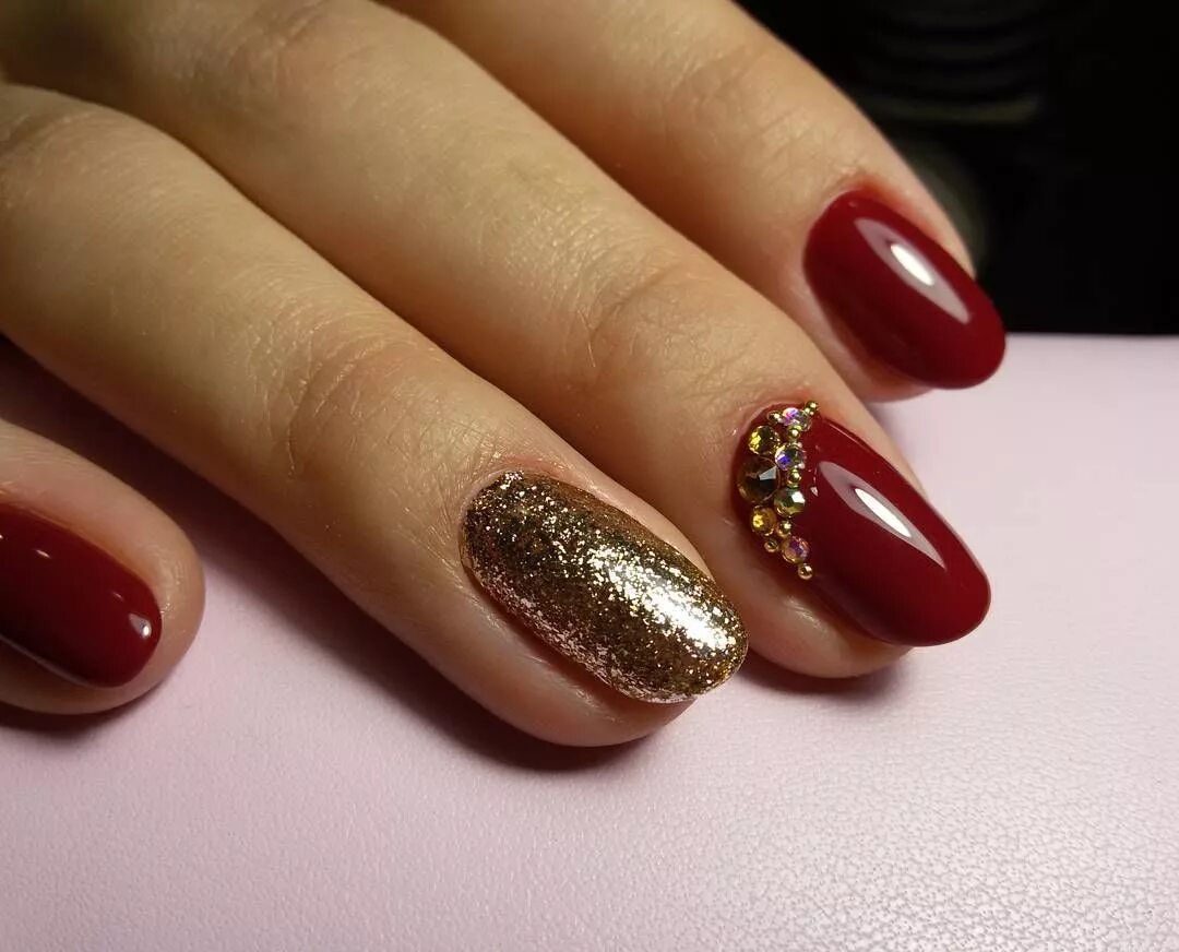 красивые и модные красные ногти. ногти красные с золотом дизайн 2023 новинки. маникюр красный с золотым. маникюр красный с золотом. золотой маникюр на короткие ногти.