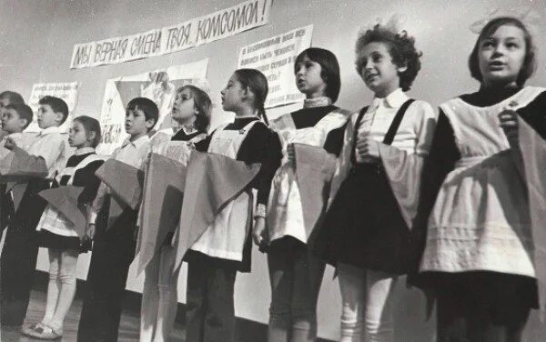 Пионеры 90 годов. Пионеры 90 годов. Пионеры в 80-е годы. Школьная форма пионеров советского союза. Советские школьники.
