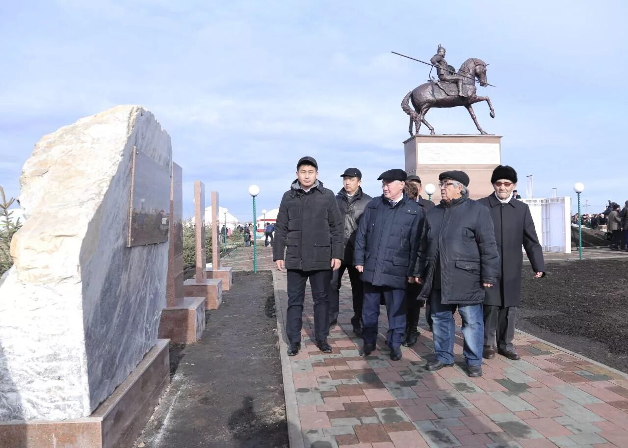 Есет Ата в Актюбинске. Мавзолей Есет батыр. Актобе гора Есет батыра. Актюбинск Есет батыра 105. Жас батыр актобе