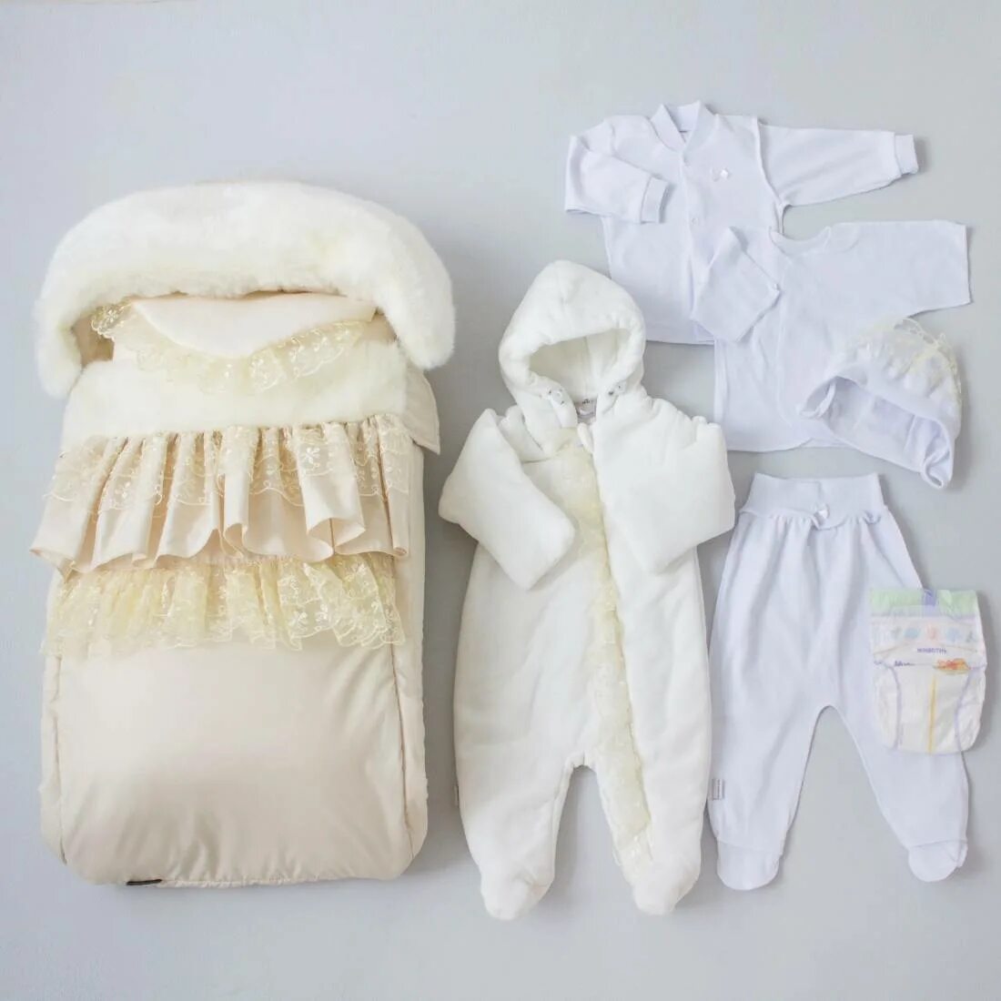 Что нужно на выписку из роддома. Одежда на выписку для новорожденных зима. Комплект для новорожденного на выписку. Одежда для новорожденных на выписку зимой. Комплект на выписку для новорожденных.