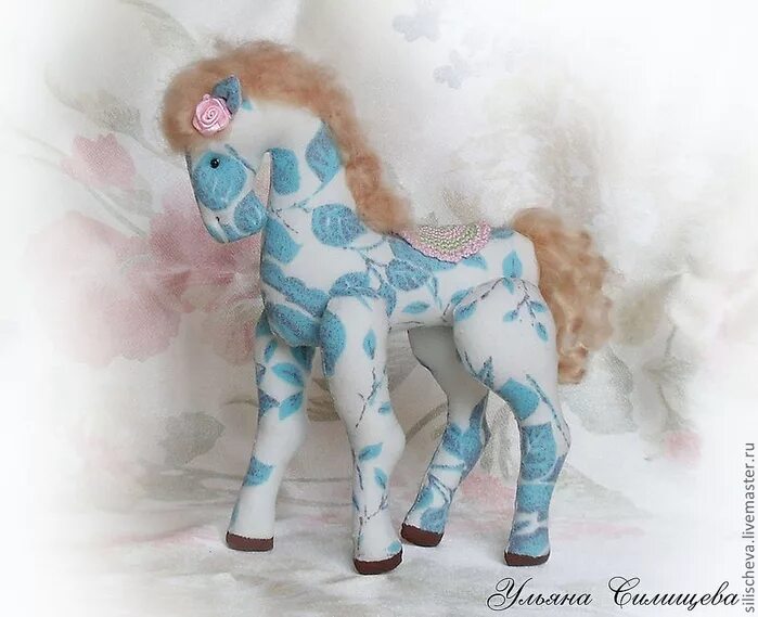 Лошадка из ткани. Текстильная лошадка. Лошадка текстильная игрушка. Мягкая игрушка лошадка сшить. Текстильная игрушка лошадка из ткани.