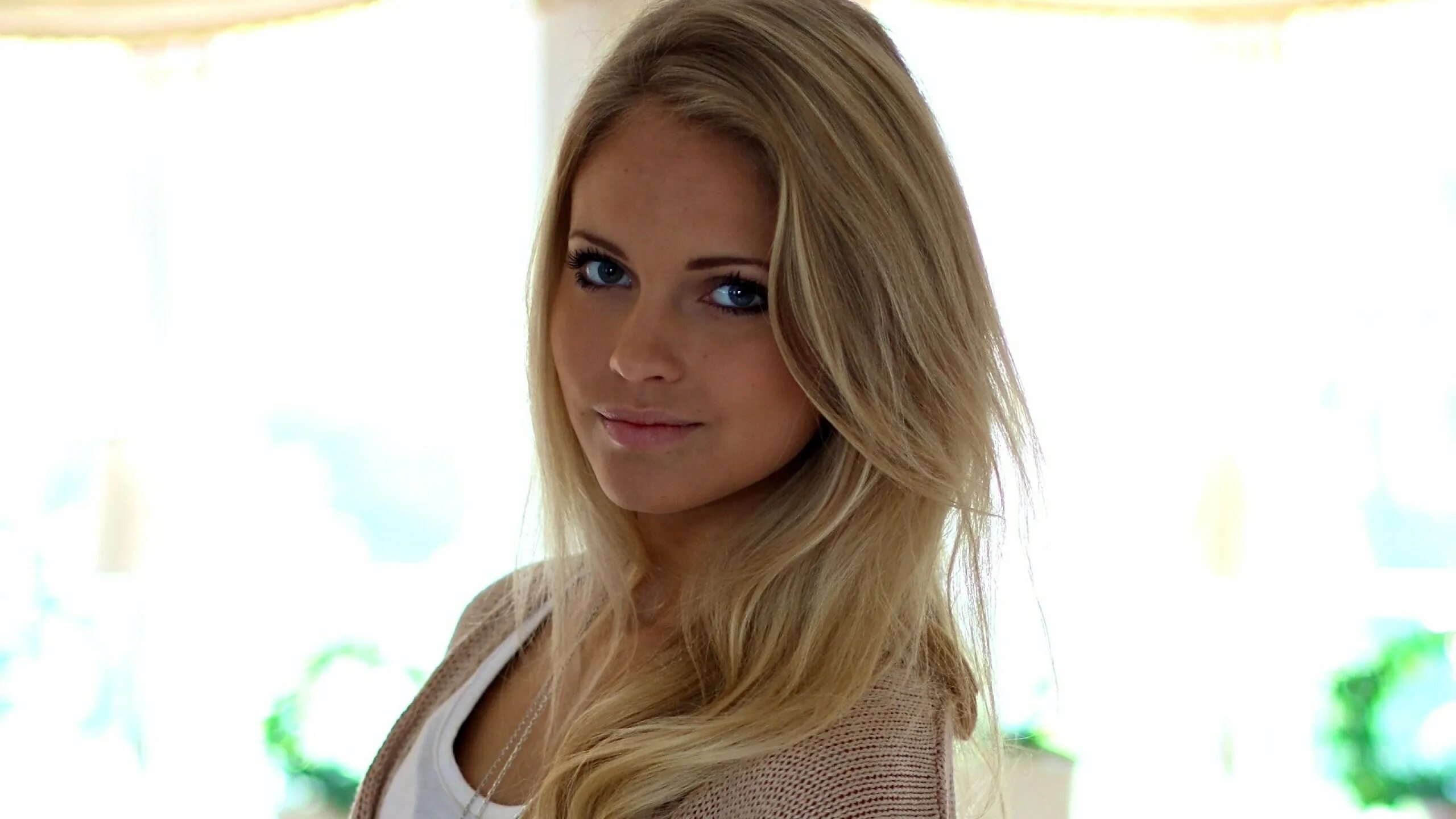 Красивые блондинки дома. Emilie Nereng. Emilie Marie Nereng. Emilie Nereng лицо.