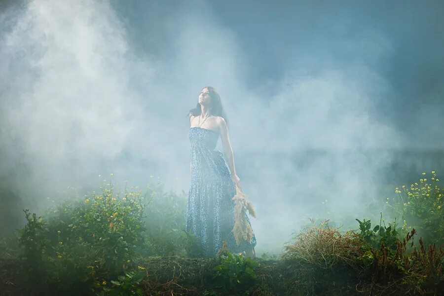 Ты летаешь высоко за пеленою грез ремикс. Девушка в тумане. Образ женщины в тумане. Туман фэнтези. Фотосессия в тумане.