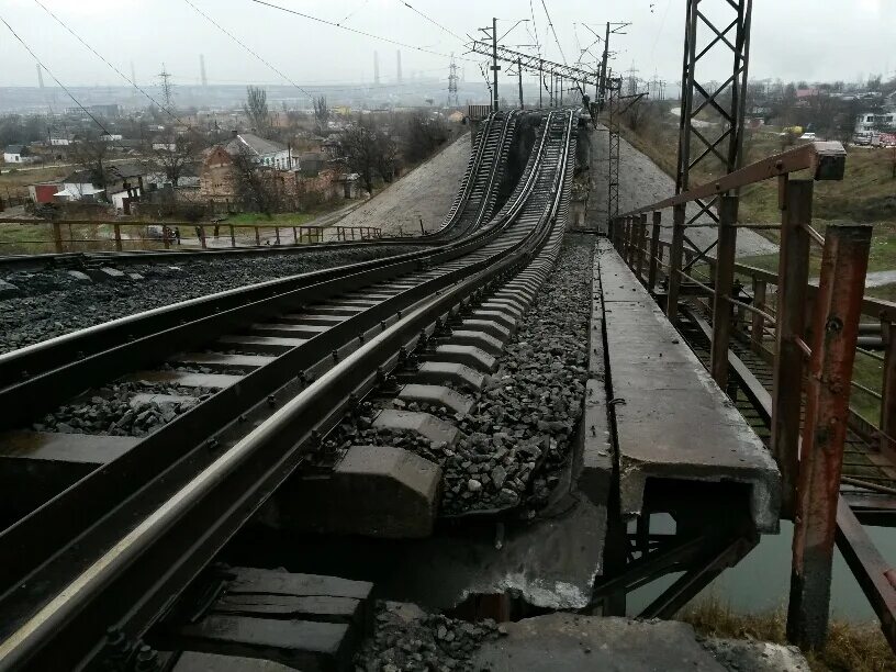 Железная дорога мариуполь. Мост Азовсталь Мариуполь. Взорванный мост в Мариуполе. ЖД мост Мариуполь. Азовсталь мост разрушенный Мариуполь.