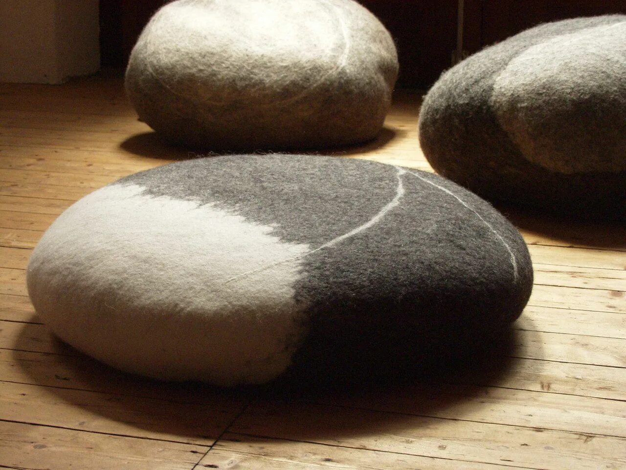 Felt stone. Шерстяные камни. Войлочные камни. Валяные камни подушки. Камни из шерсти для валяния.