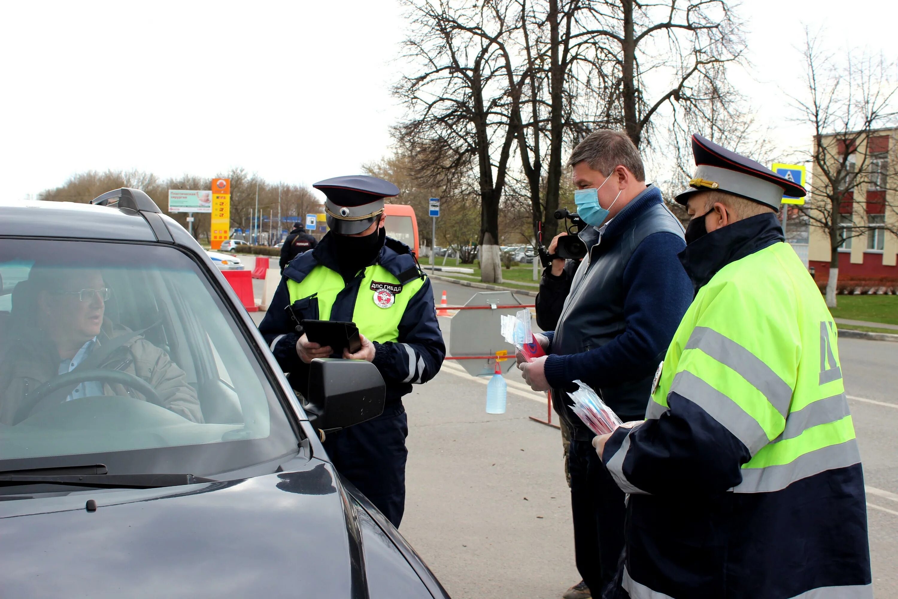 Слепящее солнце для водителей. Шторка перегородка в авто. Защита для водителя такси. Водителям защита. Перегородка в салон автомобиля.