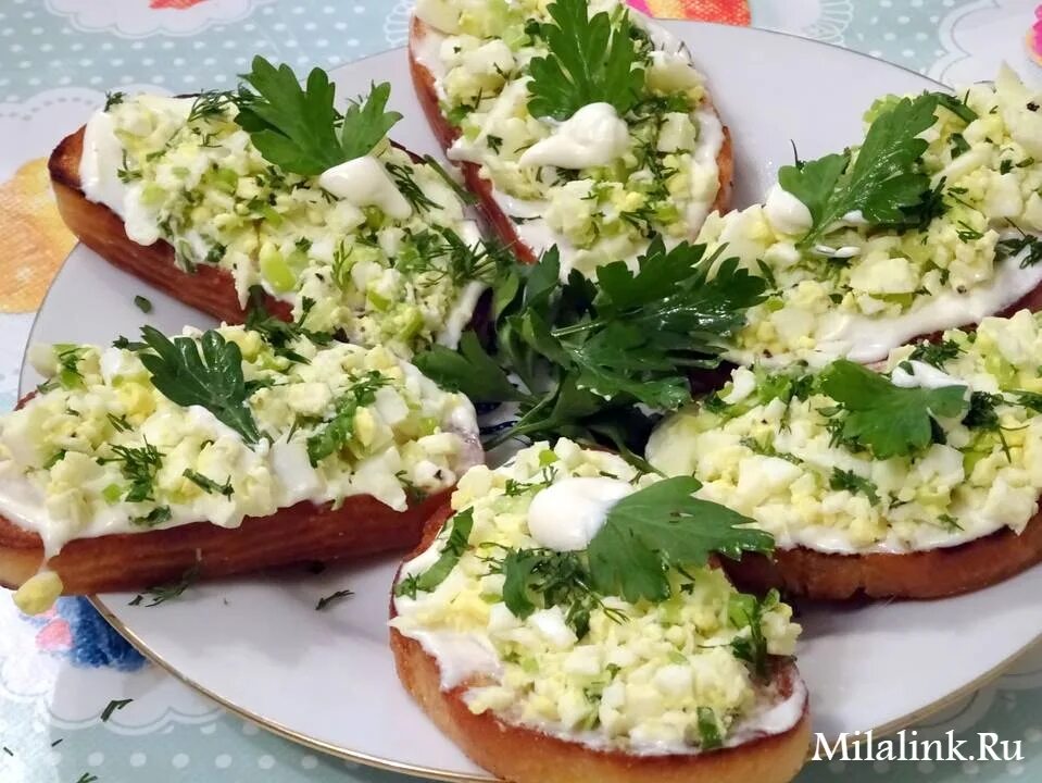 Бутерброды сыр с чесноком и яйцом. Бутерброды с зеленью. Бутерброды с сыром и чесноком. Бутерброд с яйцом. Бутерброды с яйцом и сыром.