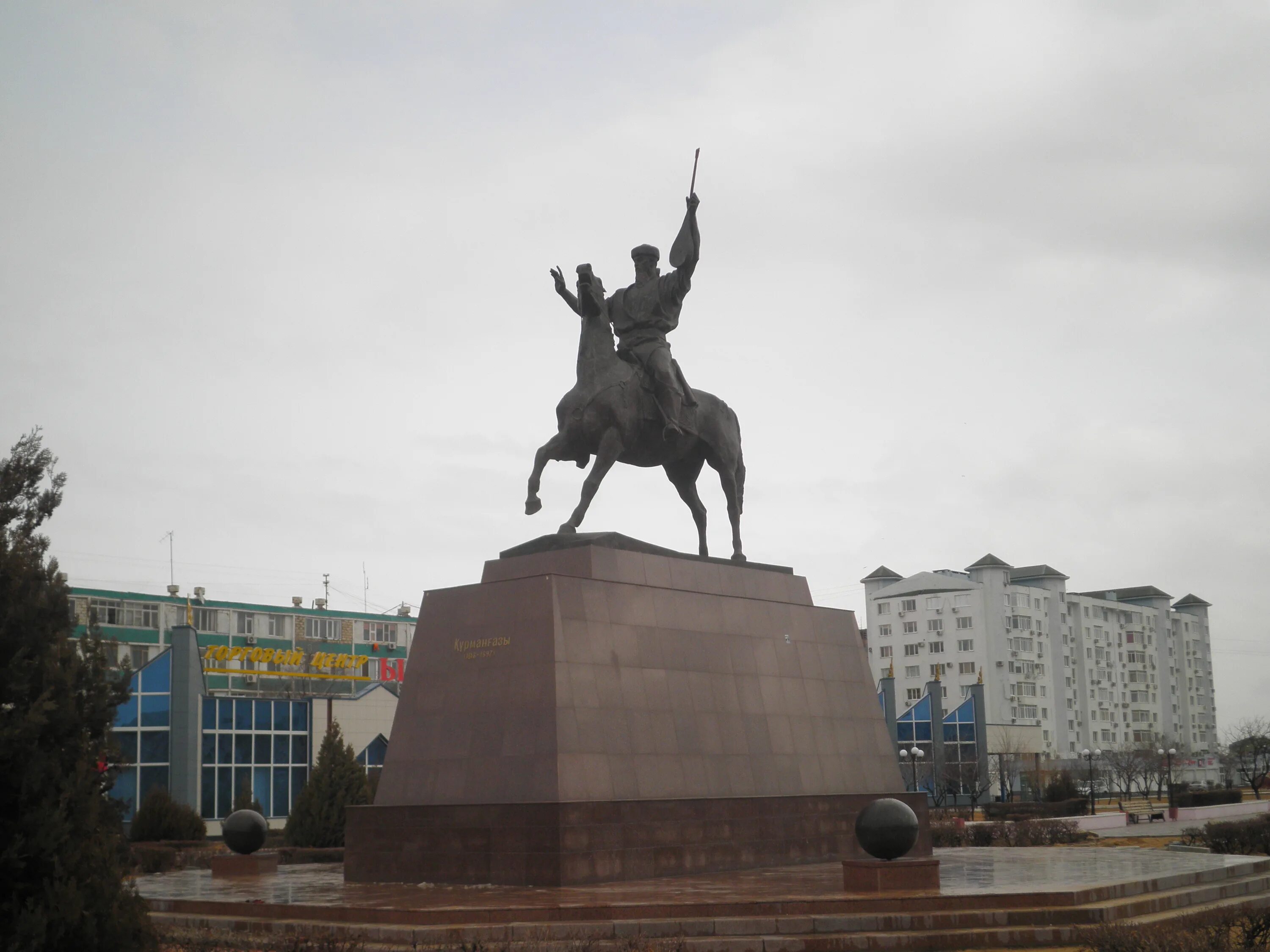 Курмангазы казахстан. Памятник+курмангазы+в+актау. площадь ынтымак актау. курмангазы город в казахстане. памятник курмангазы.