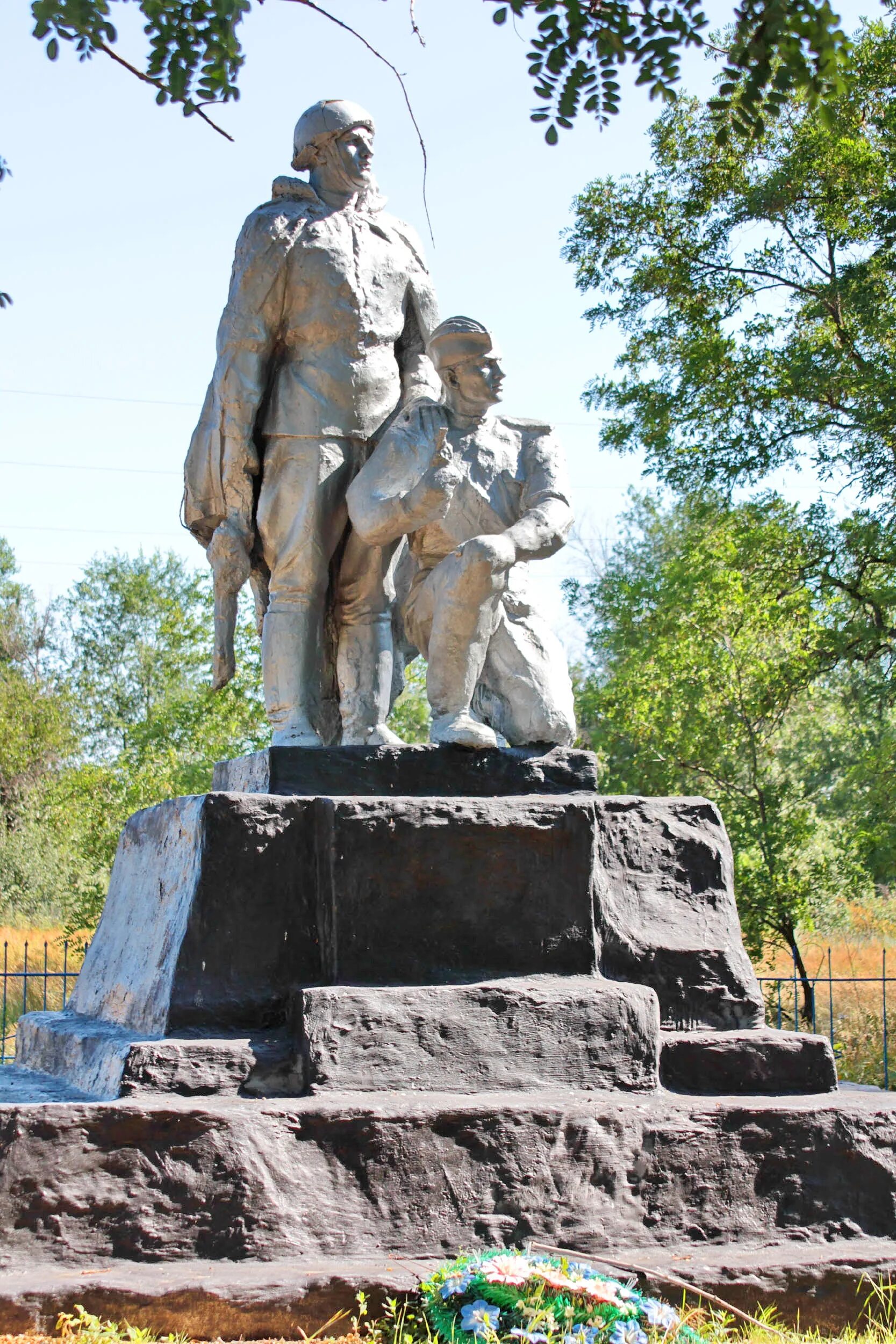 Сибиряки на хуторе. Братская могила в Ростовской области 1943 году. Хутор Исаев Тацинского района Ростовской области. Хутор Новочеркасск Тацинский район. Ростовская обл Тацинский район с Новочеркасский Братская могила.