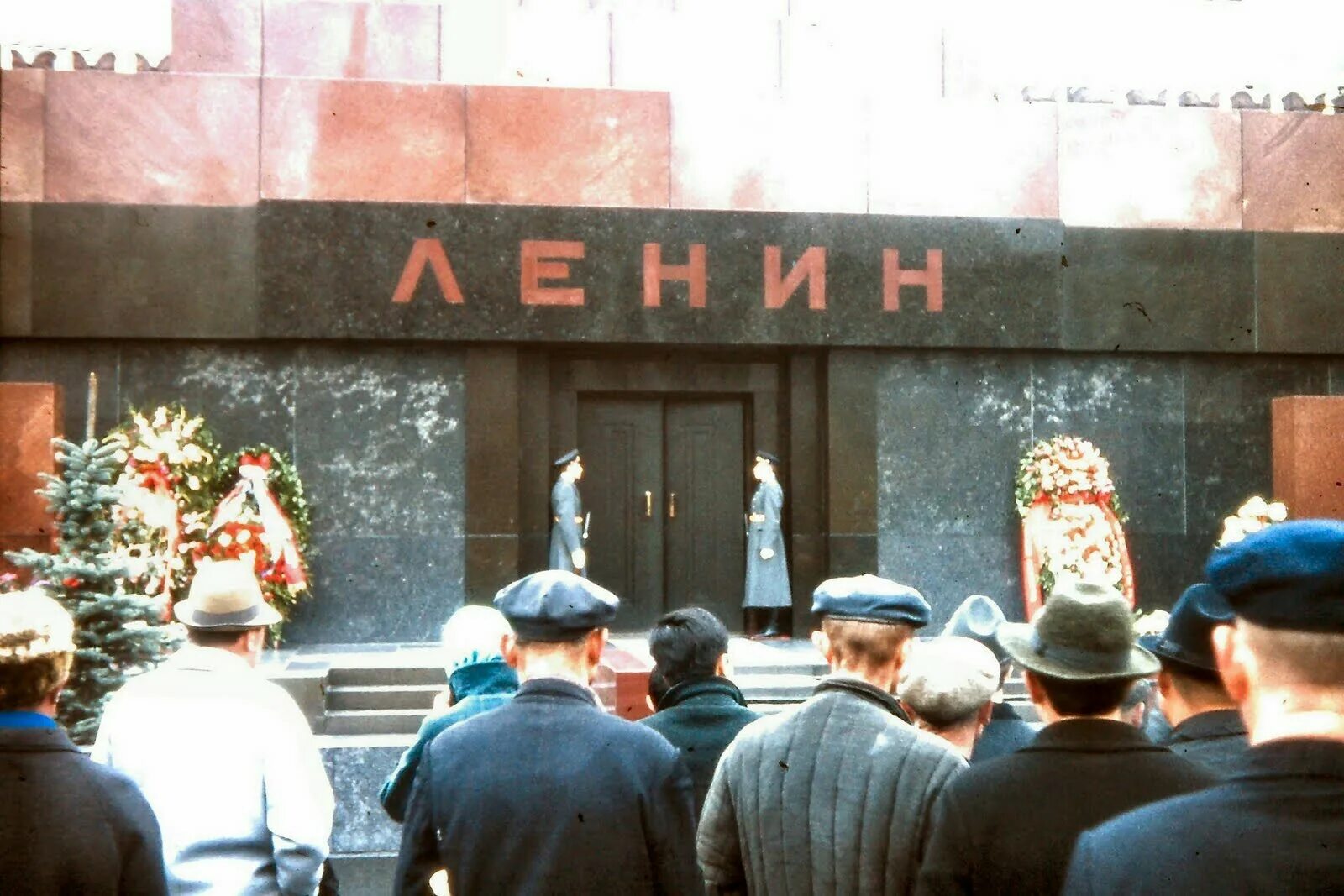 Москва мавзолей в 1970. СССР Москва 1970. Москва 1970 год. Очередь в мавзолей. Источники советского времени