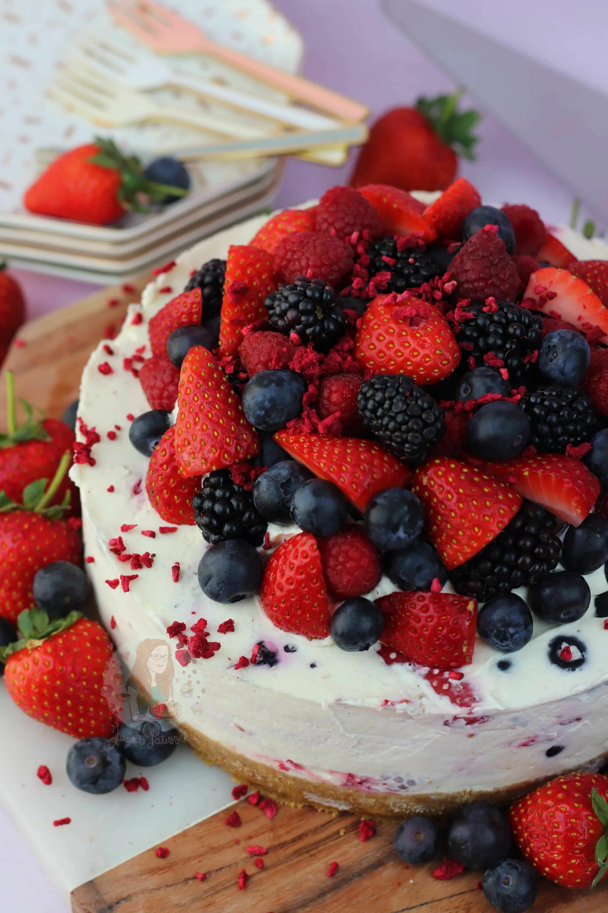 Торт с клубникой и голубикой. Чизкейк с ягодами. Торт с клубникой. Украшение торта клубникой и голубикой. Торт с ягодами.