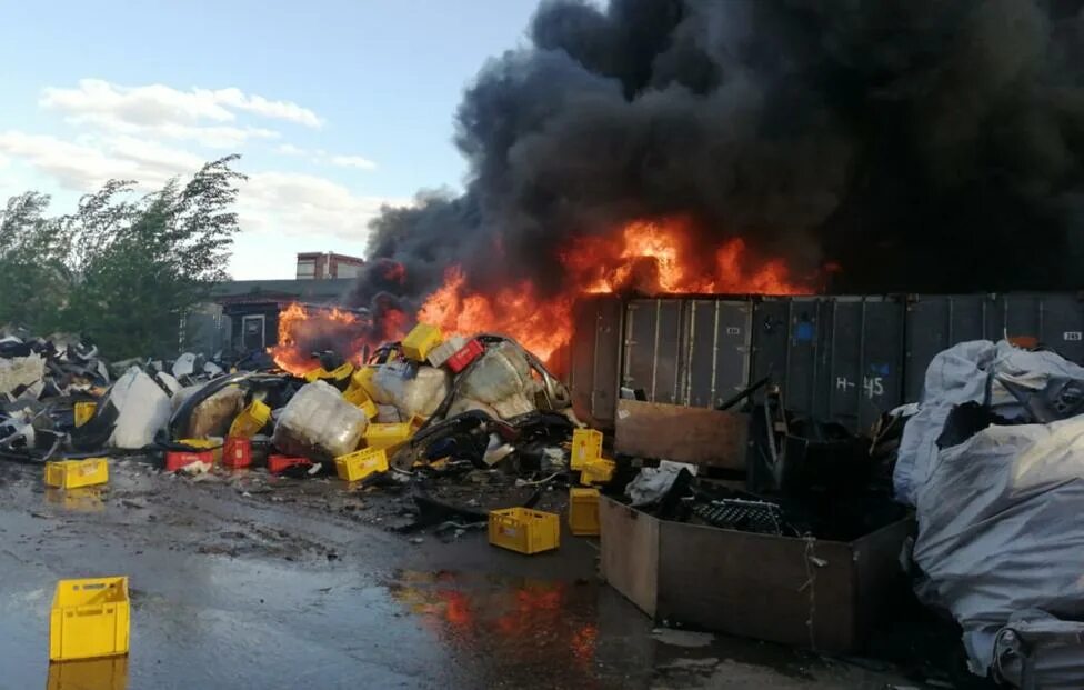Горит в подольске сейчас. Пожар в подольске сейчас. пожар в климовске. в подольске горит завод. пожар в климовске 2025.