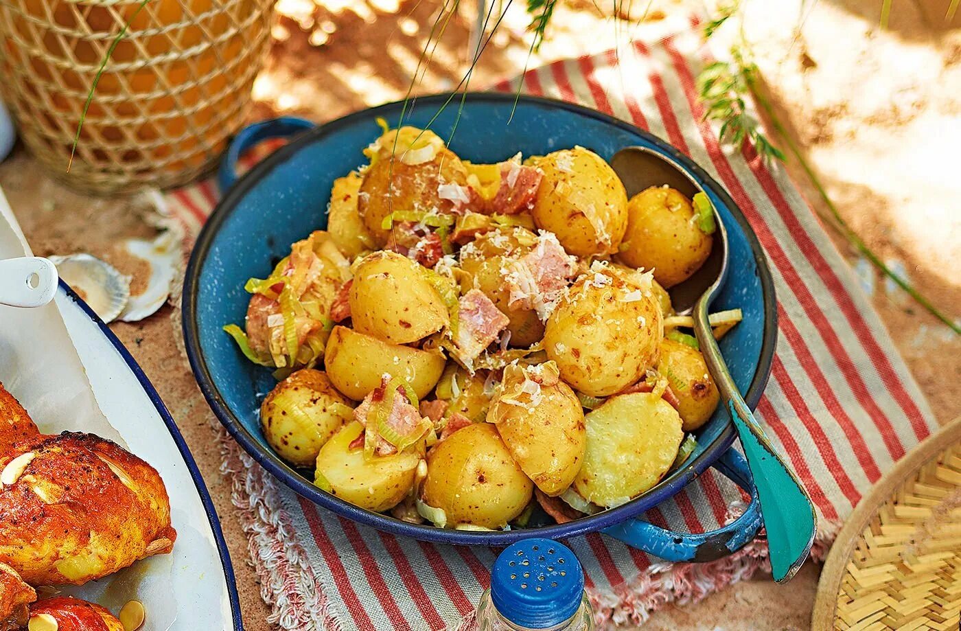 Блюда из картофеля простые рецепты. Блюда с картошкой. Красивые блюда из картошки. Картошка с беконом. Печеный картофель с беконом.
