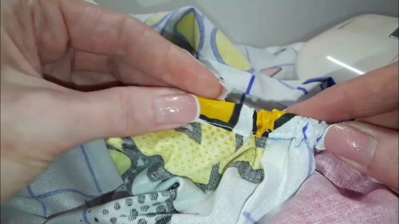 Вшивание резинки в пояс. Кулиска с фиксатором. Приспособление для резинки вдевать. Приспособление для вставки резинки. Для вдевания резинки.