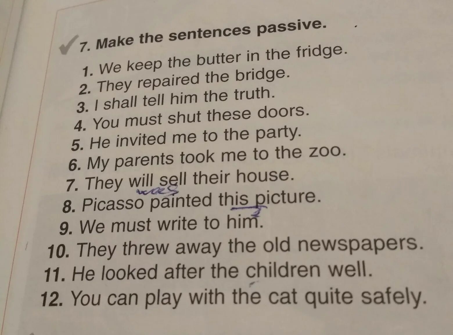 Write these sentences in the passive voice. Make the sentences Passive. Make these sentences Passive. Write the sentences in the Passive. Английский язык 5 класс Passive sentences.