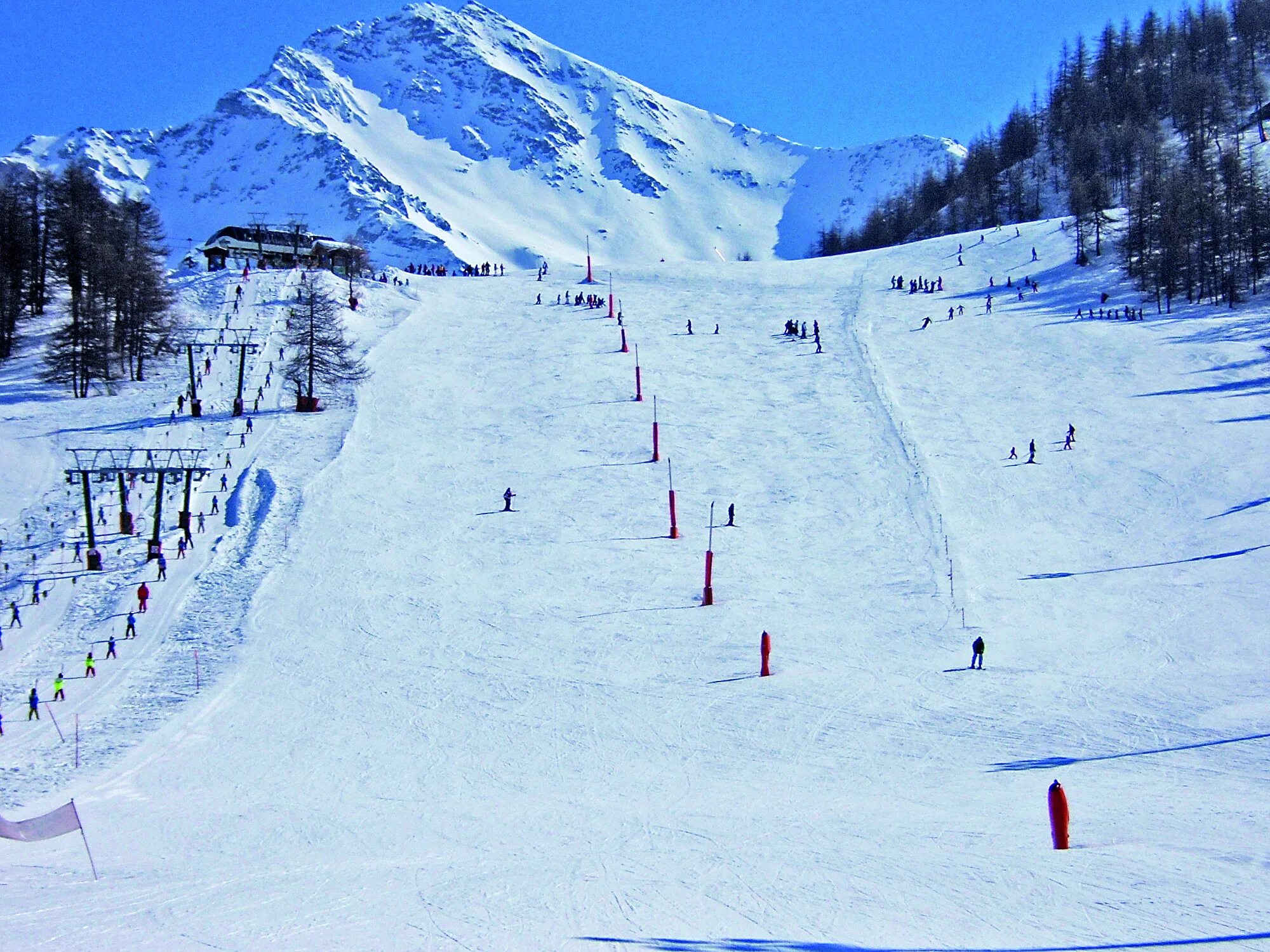 Горнолыжки отзывы. Sestriere горнолыжный курорт. Приэльбрусье горнолыжка. Куршевель горнолыжный спуск. Сестриере Италия.