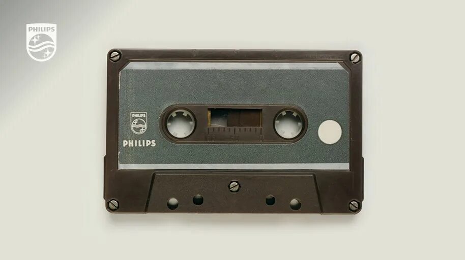 Кассеты филипс. Компакт кассеты Philips. Аудиокассеты Philips. Первая аудиокассета Philips. Первая компакт кассета 1963.