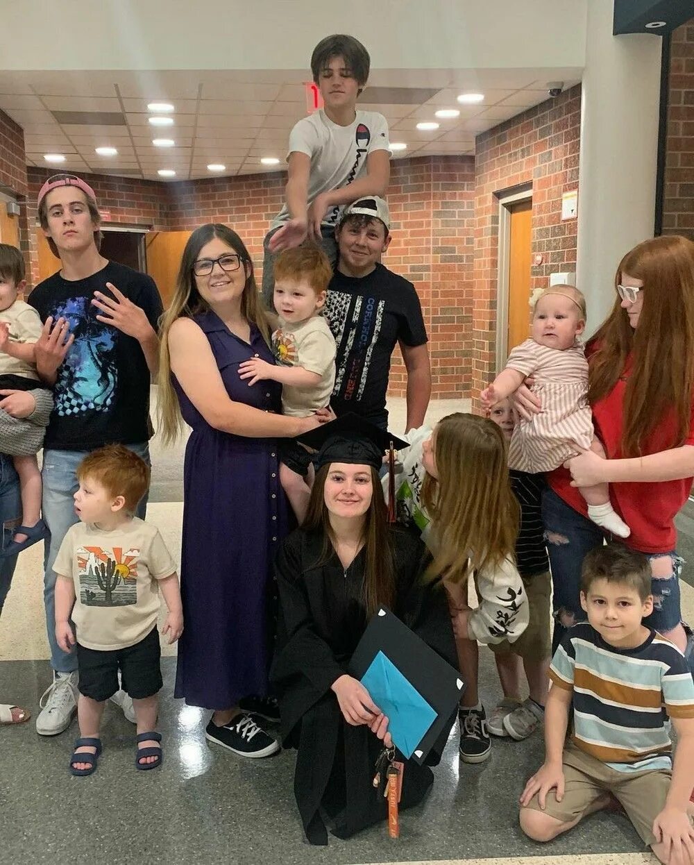 Большая семья. Женщина родившая 12 детей. Что значит число 12. Женщина родившая 10 детей. Родил двенадцать.