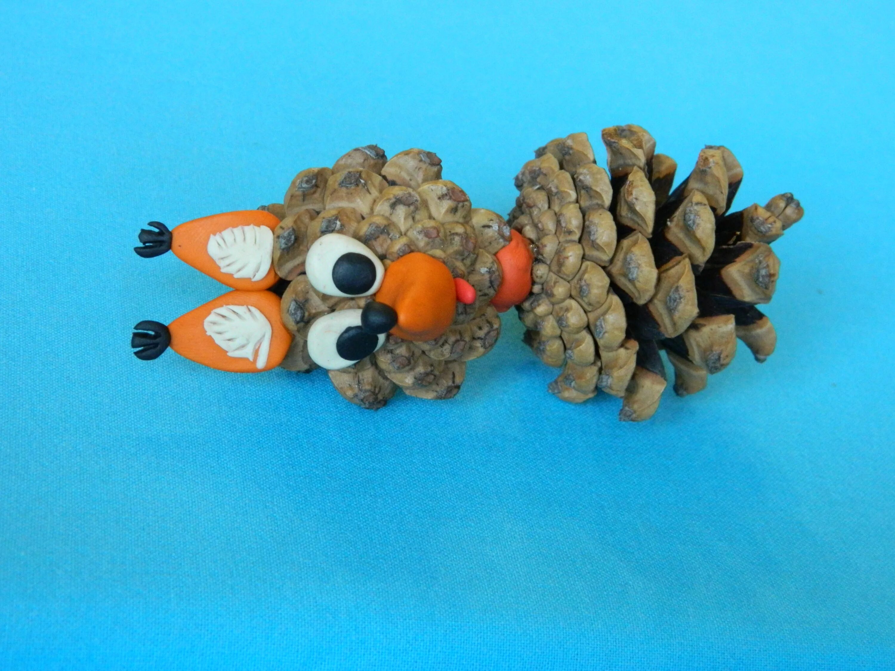 белка из шишек и пластилина. лепка с природным материалом. лепка из пластилина и шишек для детей. поделки из шишек для детей. подделки из шишек и пластилина.