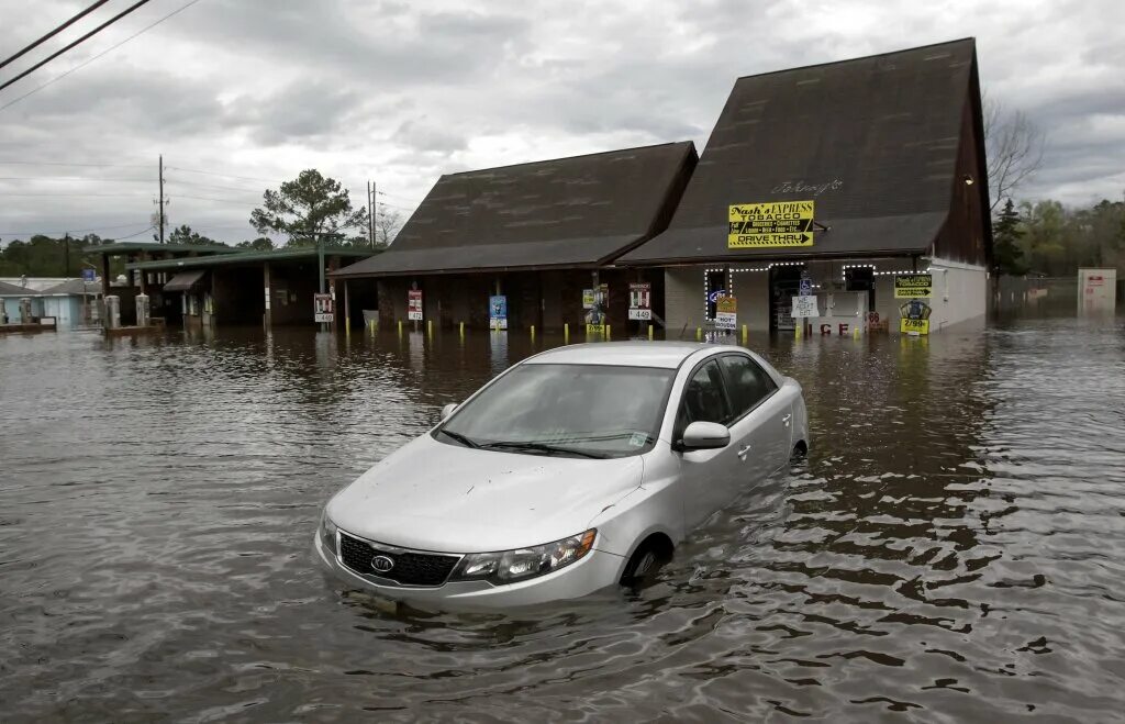 Наводнение автомобили. Затопленные автомобили. Машину затопило. Потоп машина.