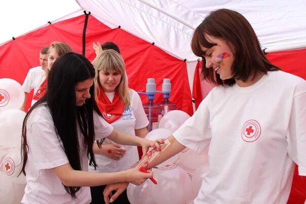 Красный крест помощь крокус. Волонтеры красного Креста. Волонтеры медики с детьми. Российский красный крест волонтеры. Волонтерство в медицине.