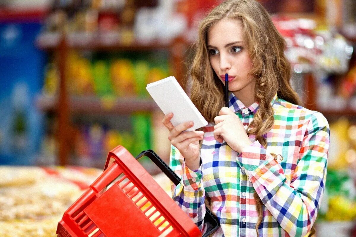 удивить покупателя. покупатель на кассе. осторожно реклама. очередь на кассе в супермаркете. продавец и покупатель.