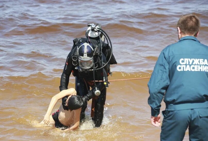 Человек утонул в море. Водолазы достают утопленников.