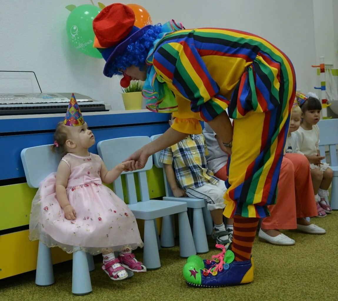 Детские сценарии клоуном. Клоун на детском празднике. Клоун на день рождения ребенка. Клоуны на праздник детям. Детский клоун на день рождения.