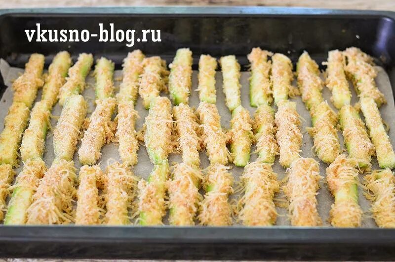 Долька кабачка. Лодочки из кабачков с фаршем в духовке. Кабачки на пергаменте в духовке. Жареные кабачки брусочками. Кабачки в духовке.