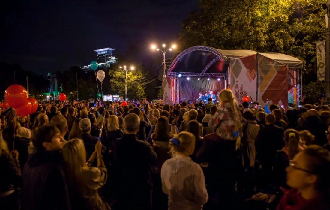 Концерты вечером дает. День города сцена парк Сокольники. День города в парке Горького. Парк Сокольники концерт. Парк Сокольники мероприятия.