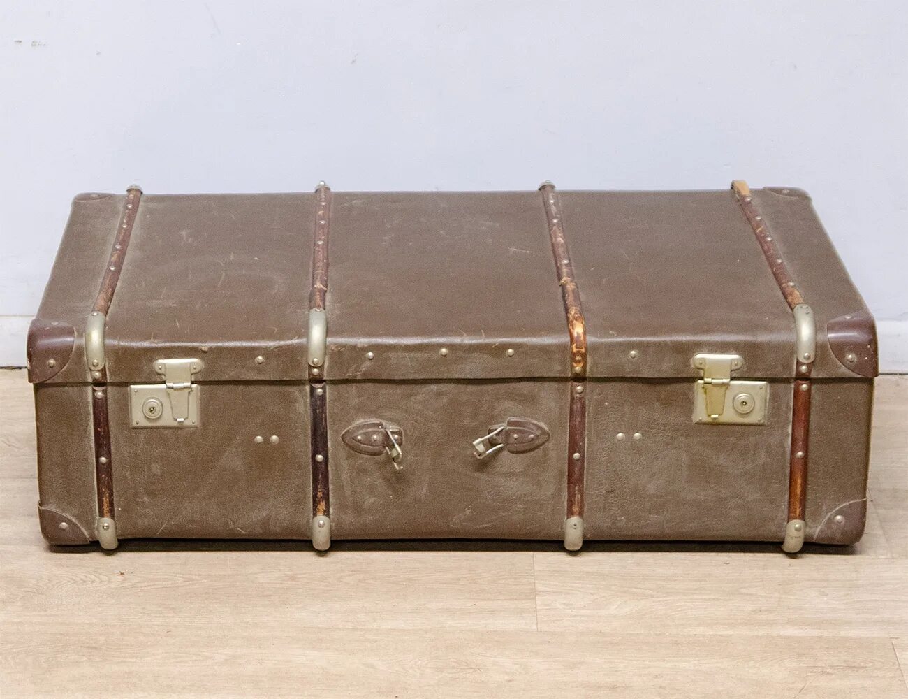 Купить старый чемодан. Старый чемодан сбоку. Чемодан старинный. Антикварный чемодан. Старый кожаный чемодан.