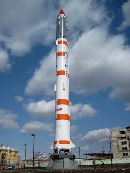 Ракета красноярск. Ракета красноярск. Ракета на аэрокосмической академии красноярск. Вуз красноярск рядом с ракетой. Ракета сибгау красноярск.