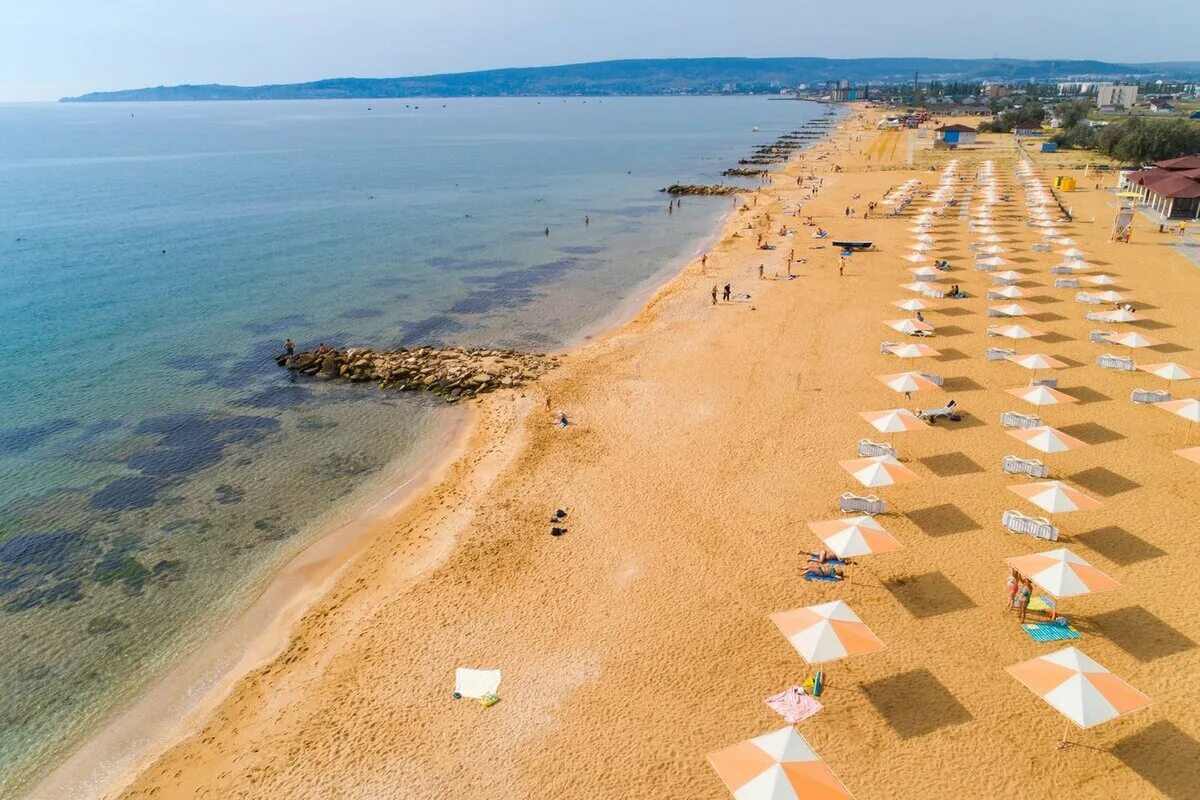 Феодосия берег крыма. Крым феодосия пляж золотые пески. феодосия пляж золотые пески береговое. крым береговое пляж золотые пески.