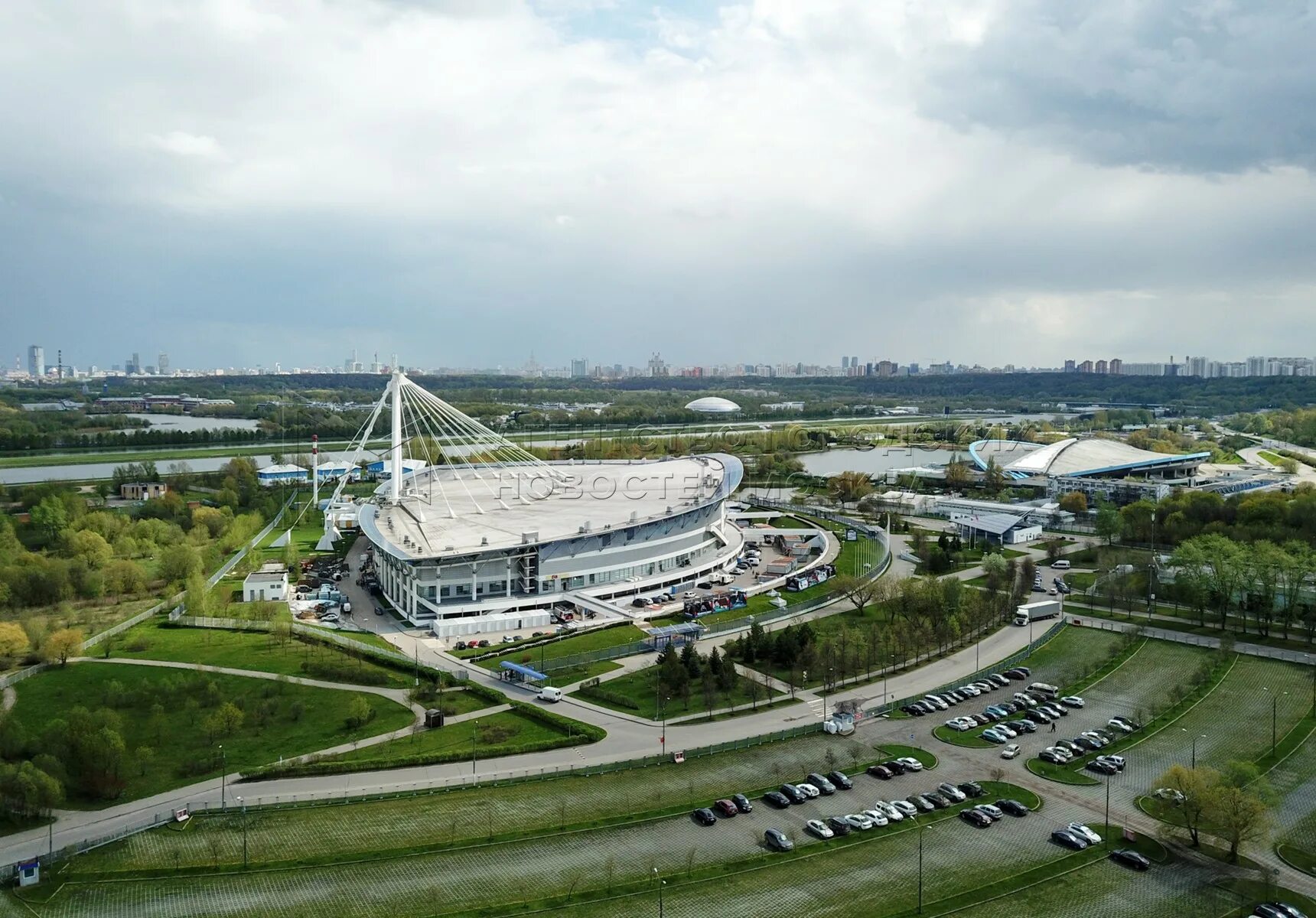 Стадион крылатское. Крылатское стадион. Ледовая Арена Крылатское. Ледовый дворец Крылатское госпиталь. Конькобежный центр Крылатское.